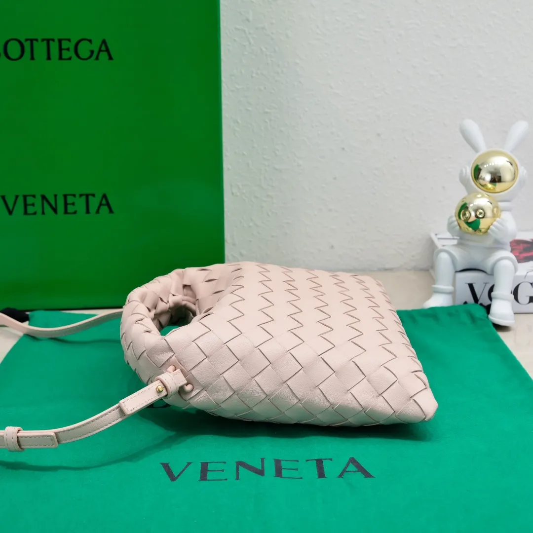 Batch 1400 BV 24 early spring new mini Hop has finally arrived! ! ! The small one is really exquisite and textured, and really shows off your temperament! ! ! Its shoulder strap is detachable, so it can be carried by hand or worn cross-body, which is really very practical! Moreover, the 15ProMax mobile phone can also be placed, so there is no need to worry about the problem of not being able to place the mobile phone. 📱 Style number: 7586# Size: 25.5*14.5*11cm